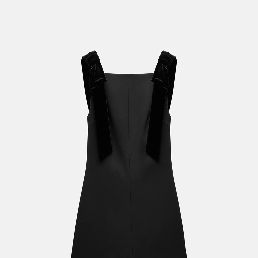 Elegant Black Sleeveless Dress with velvet bow